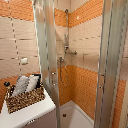 Apartment Flat Close To With Private Parking *