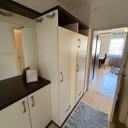 Flat Close To With Private Parking Apartment